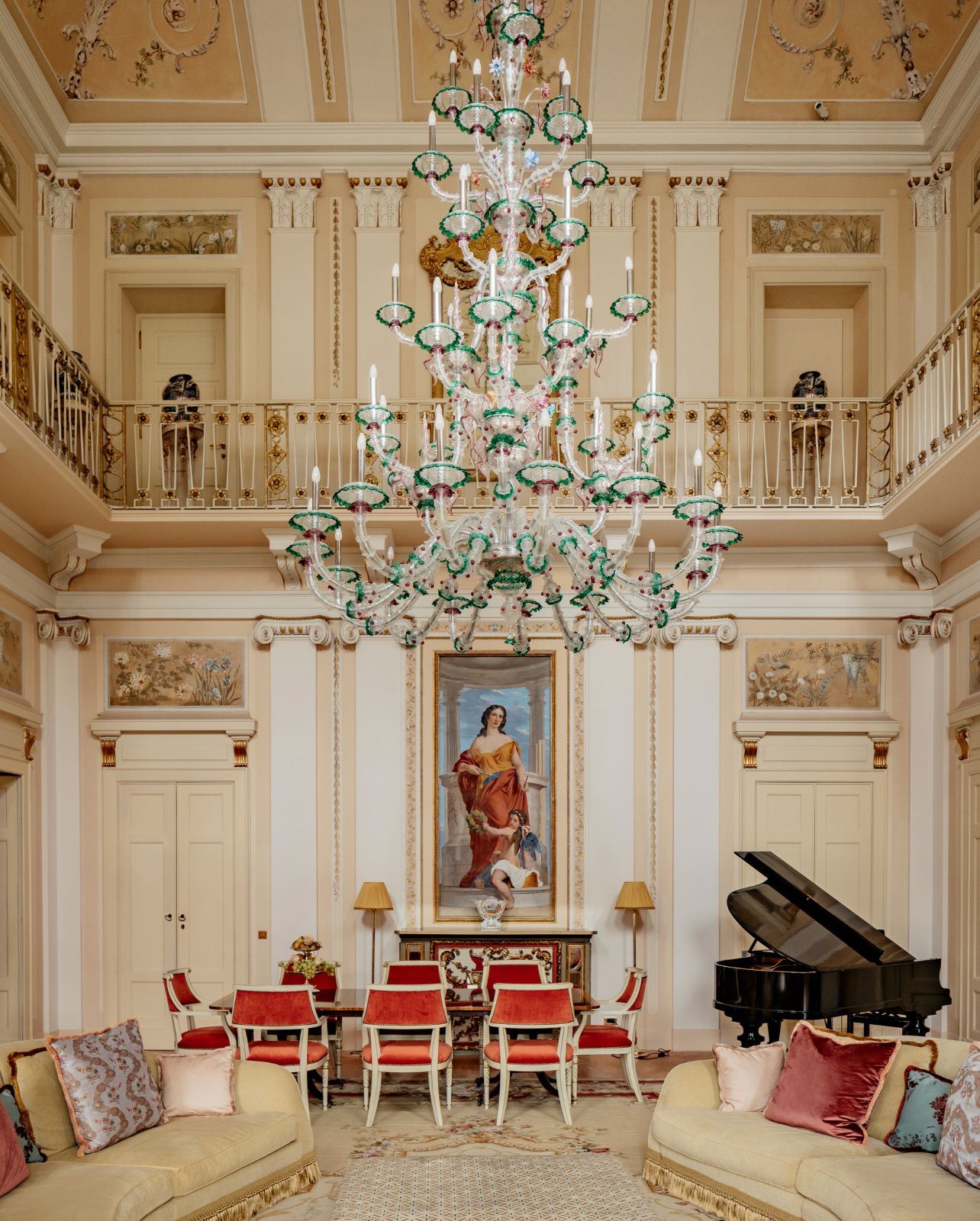 Suite Bellini at the Passalacqua hotel with green, white and pink glass chandelier hanging from the ceiling